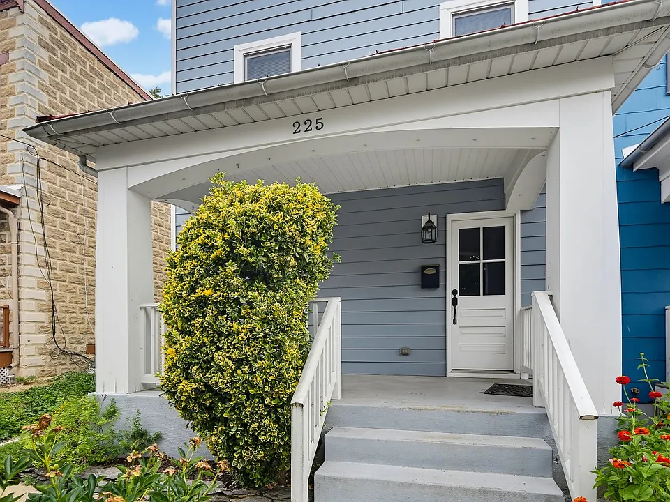 225 E 5th St