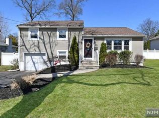 331 Franklin Pl, Paramus, NJ 07652