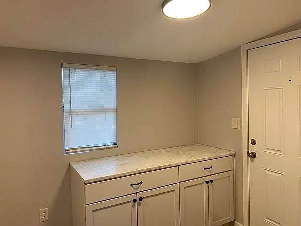 1004 E Houston St — Photo 10