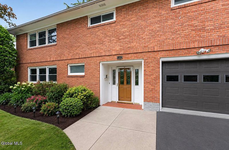 3rd image of 1082 Cornelius Avenue