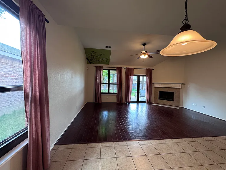 1421 Castlegar Ln — Photo 3