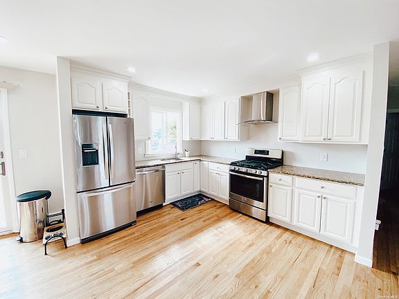 3rd image of 11 E Marine Ave