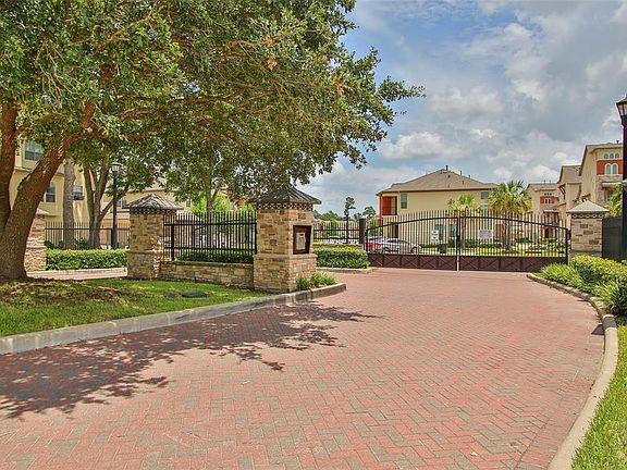 Front gate entrance located on Chasewood Drive. Secondary gate entrance on Vintage Parkway.
