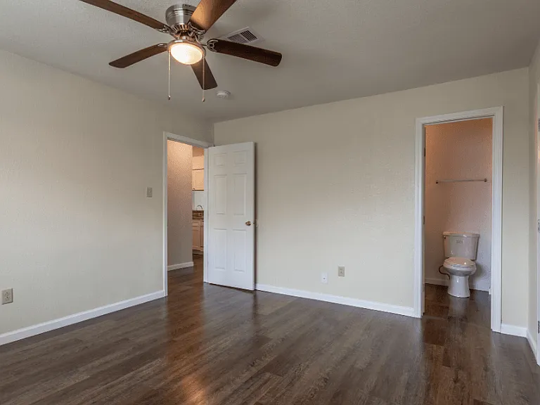 Castlewood Apartments — Photo 18