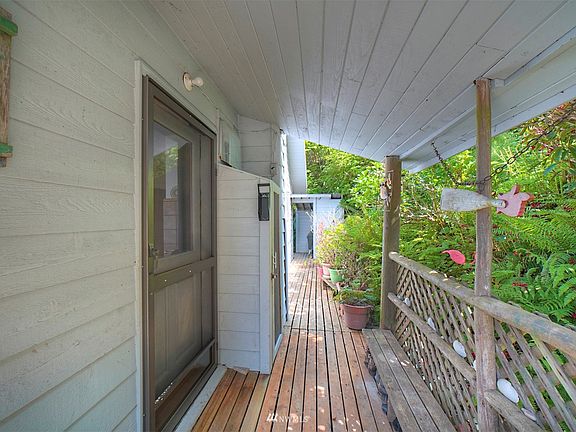 Entrance into the kitchen.  >