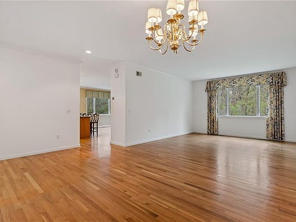 5th image of 154 Pine Glen Dr #154