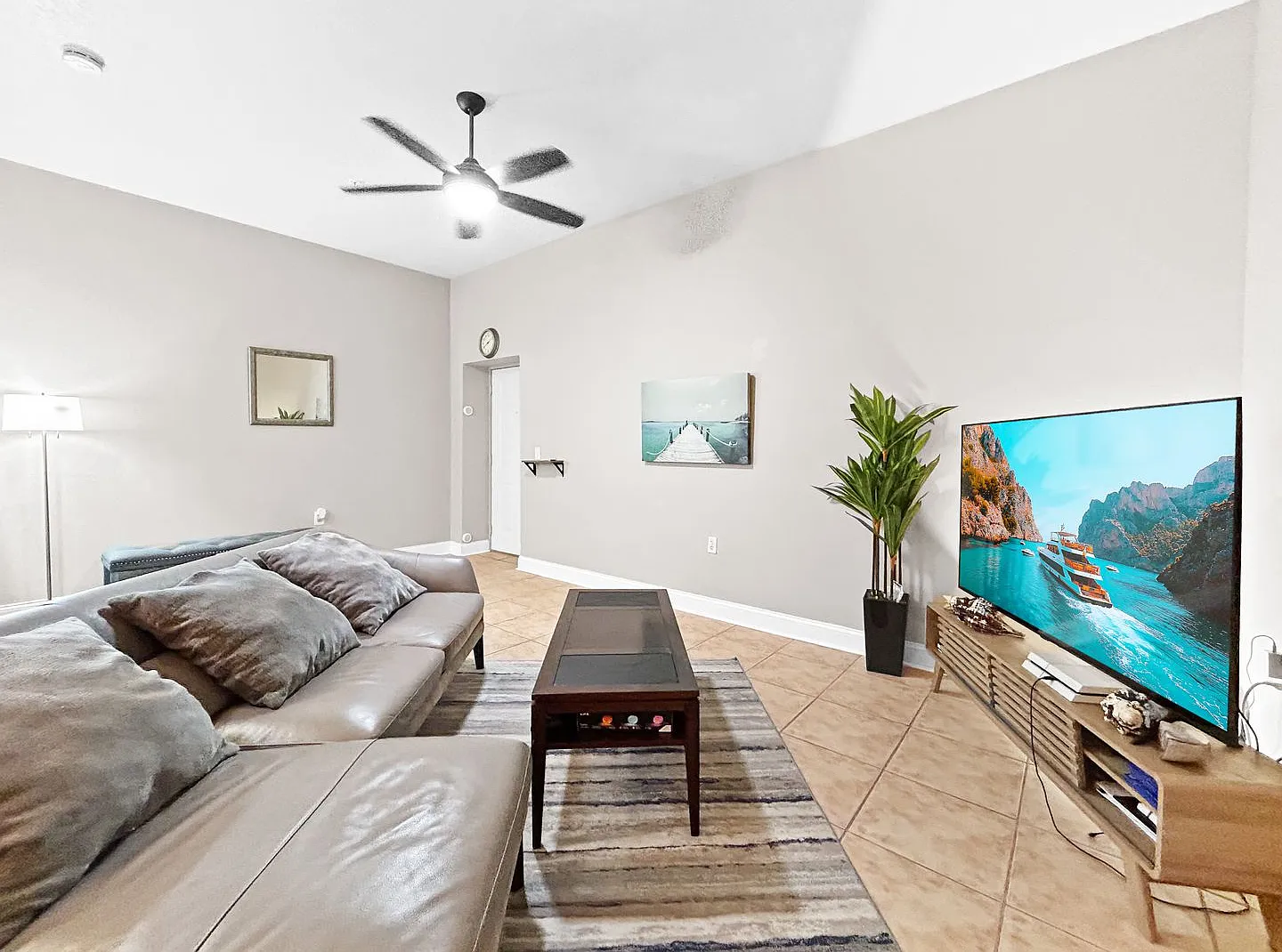 Live in the Heart of Downtown St. Petersburg at Historic Mirror Lake Condos! 2bed | 2 bath — Photo 3