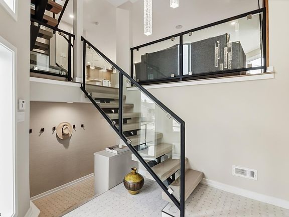 5th image of 302 N Nassau Ave