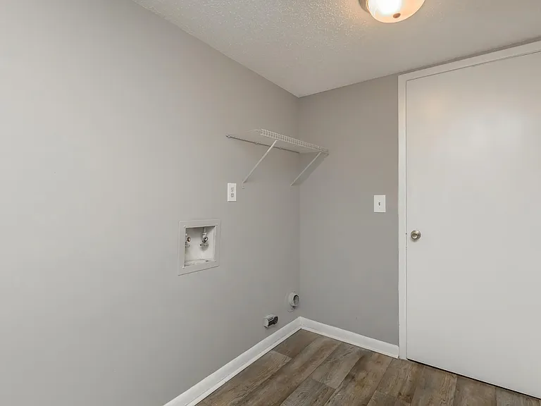 Hickory View Apartments — Photo 16