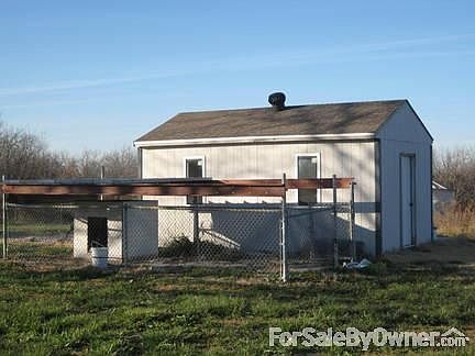 Small shop
						:
						Has a dog pin, rock approach, and a concrete appraoch.