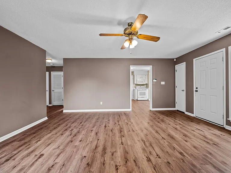 1003 Springdale Dr — Photo 4