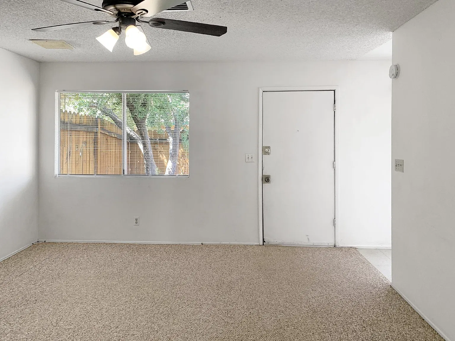 2 bed, 1.0 bath, 760 sqft, $900 — Photo 2