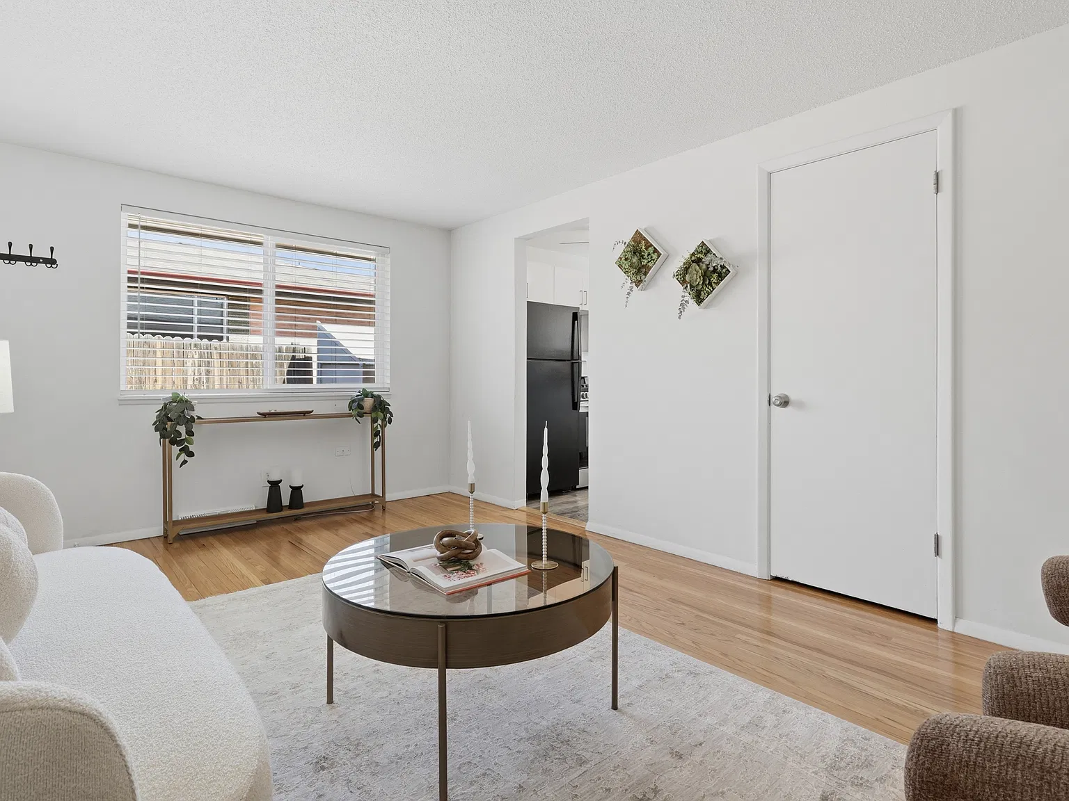 3 bed, 910 sqft, $2,600 — Photo 3