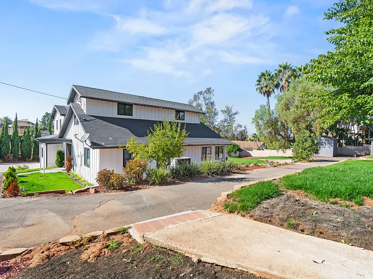 16021 Pomerado Rd — Photo 2