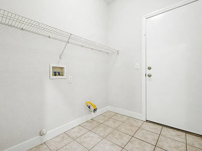 571 Kavanagh Pl — Photo 32