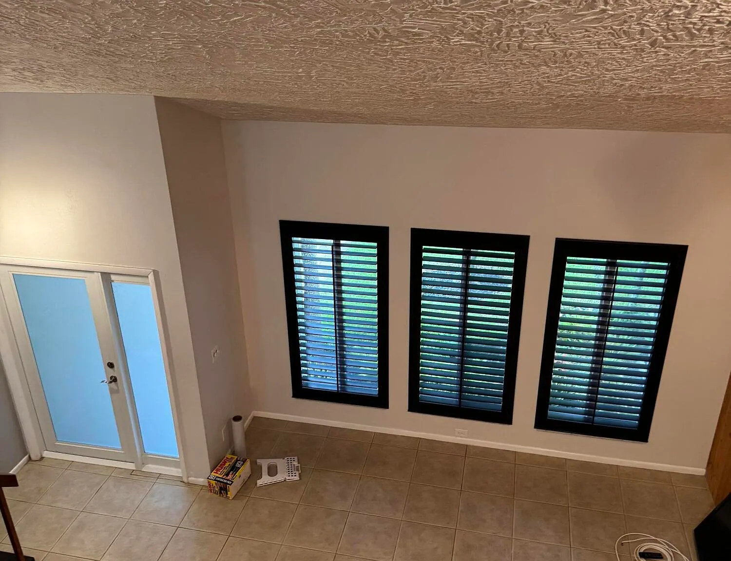 3 bed, 2.0 bath, 2561 sqft, $5,000 — Photo 3