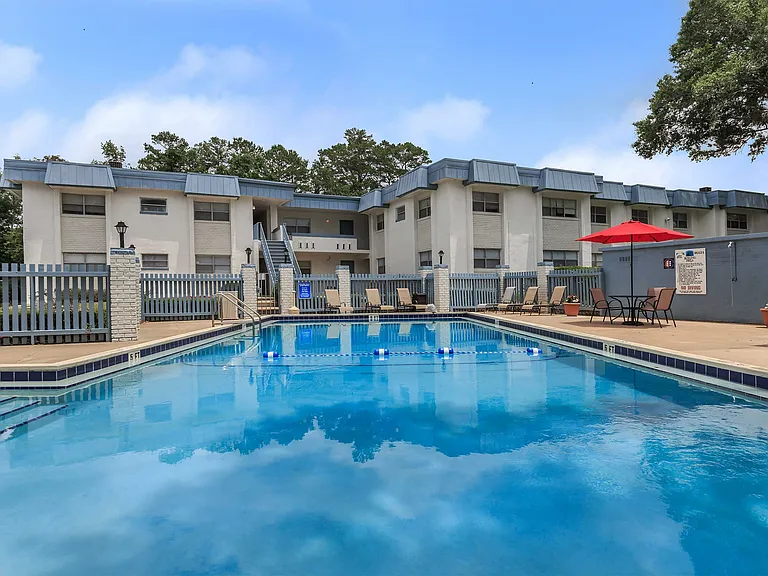 Rolling Hills Apartments — Photo 2
