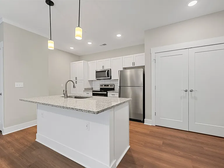 Mount Victor Olde Towne Luxury Apartments — Photo 81