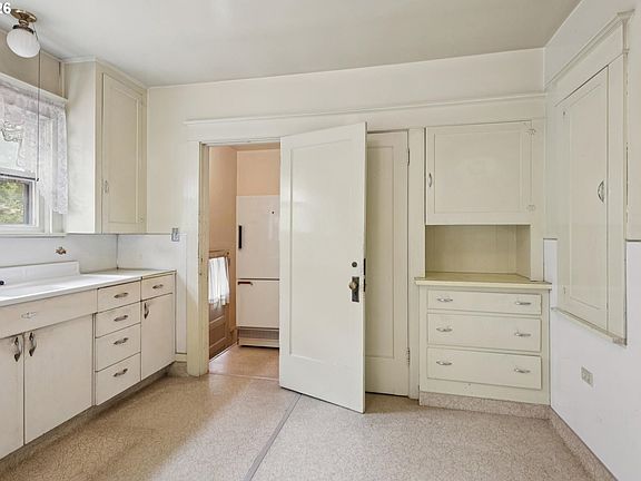 5th image of 2314 SE Grant St