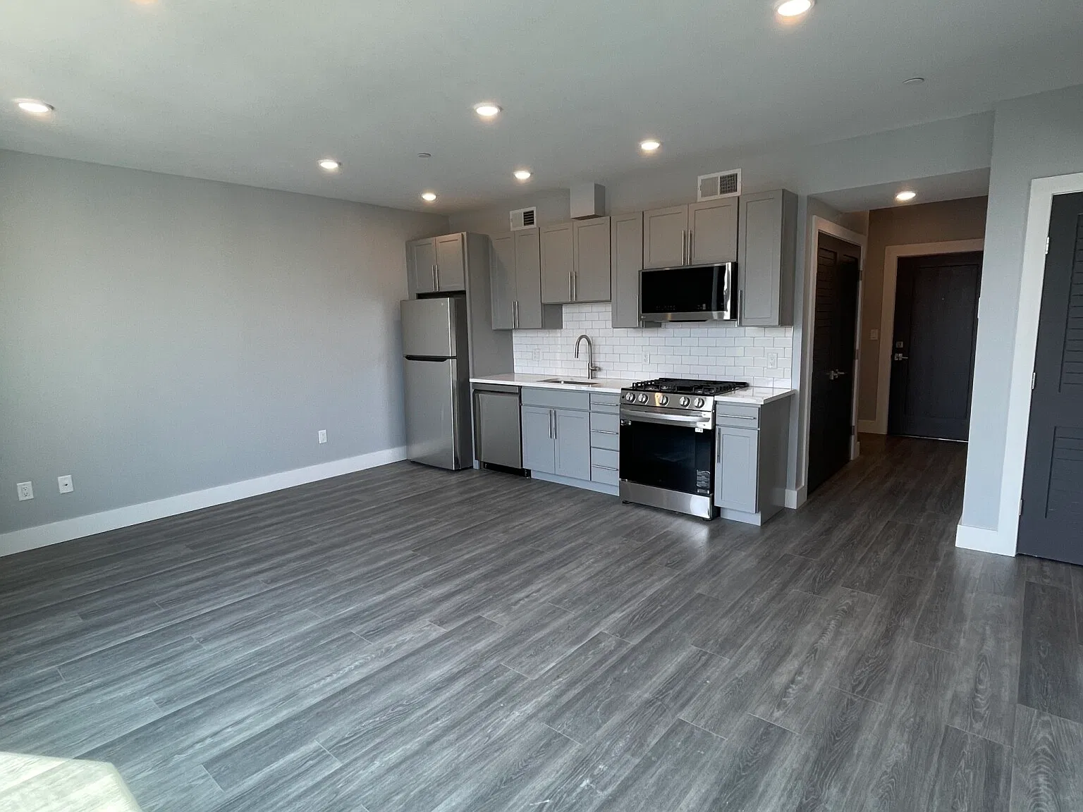 1 bed, 800 sqft, $3,400 — Photo 2