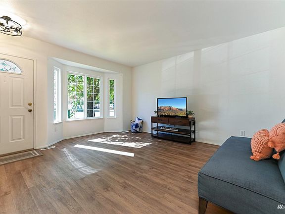 5th image of 815 Baird Ave