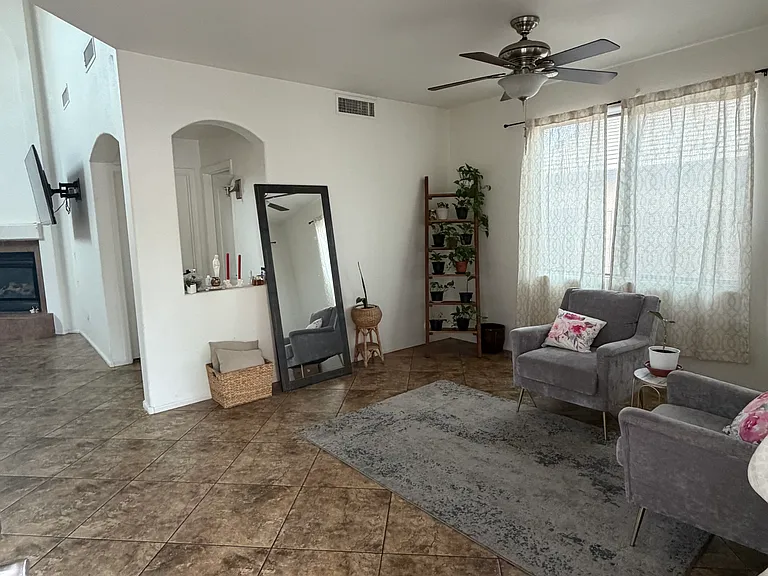 4521 W Magdalena Ln — Photo 2
