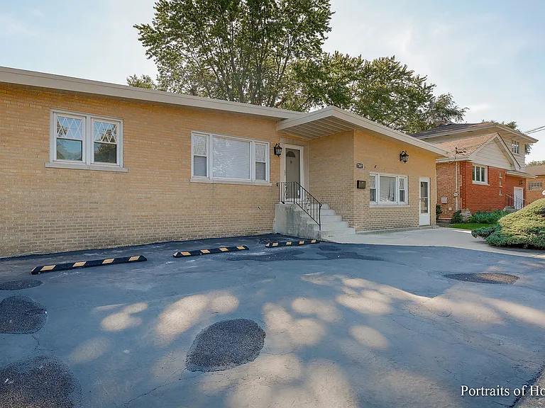 7307 W 111th St — Photo 2