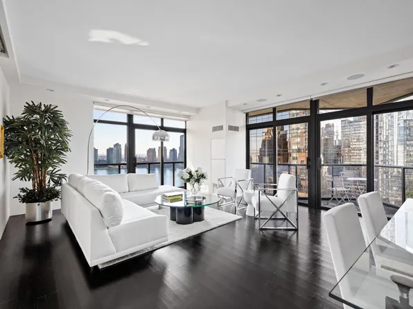 100 United Nations Plaza image 1 of 9