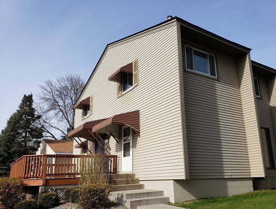 Stand-alone townhouse with large deck and shade awnings