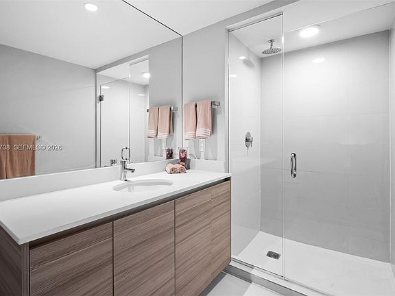 4th image of 121 NE 34th St #3204