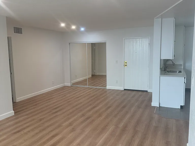 Barrington Apartment — Photo 13