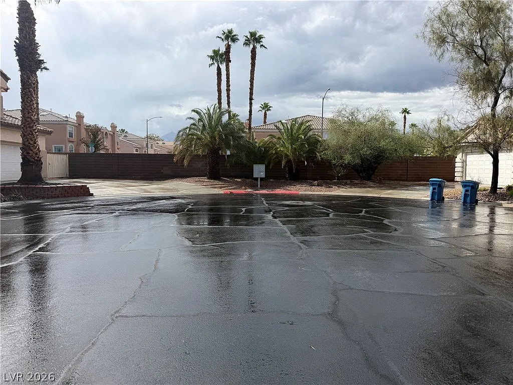 3 bed, 2.0 bath, 1360 sqft, $2,400 — Photo 3