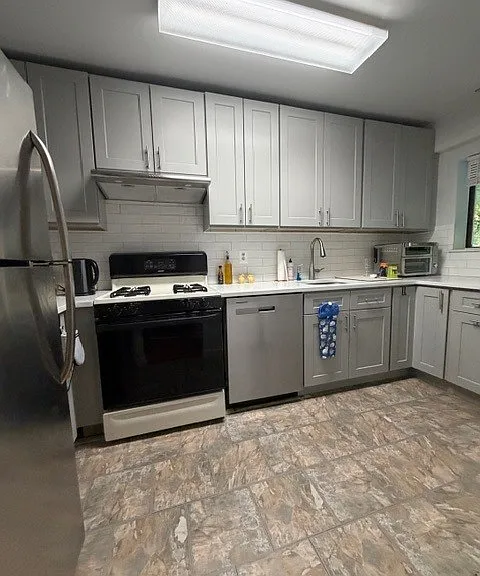352 N Greeley Ave — Photo 3
