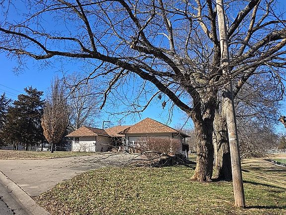 2nd image of 1201 E Brookside Ln