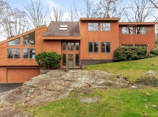 18 Rockwood Hl, Mount Kisco, NY 10549