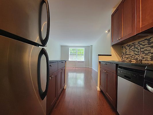3rd image of 829 Greenwood Ave APT 2F