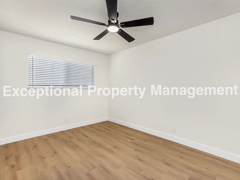 21907 Dolores St — Photo 8