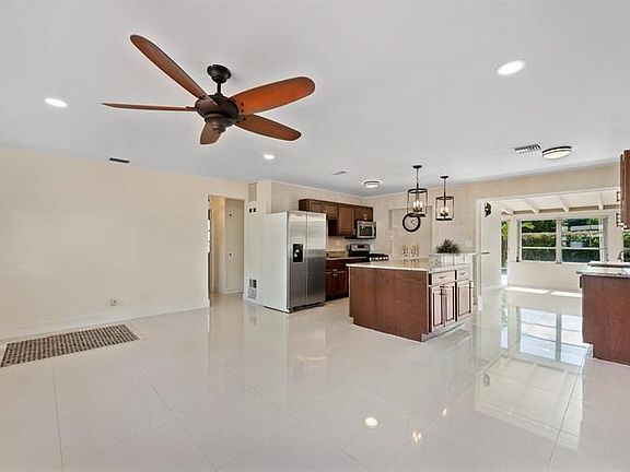 4th image of 738 Hawthorne Dr
