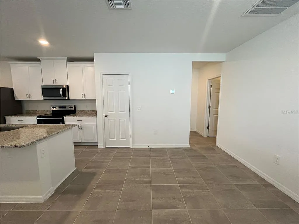 3 bed, 2.0 bath, 1483 sqft, $1,900 — Photo 4
