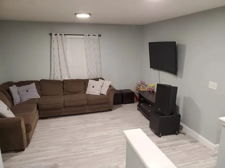 2245 Tulip Valley — Photo 4