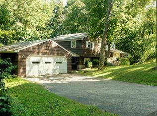 23 Oak Crest Dr, Brookfield, CT 06804