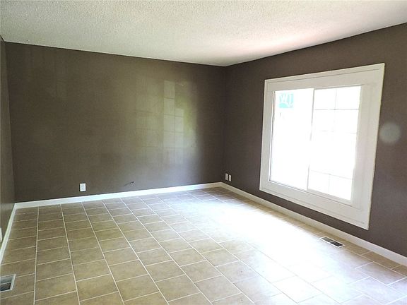 5th image of 915 Skyline Dr
