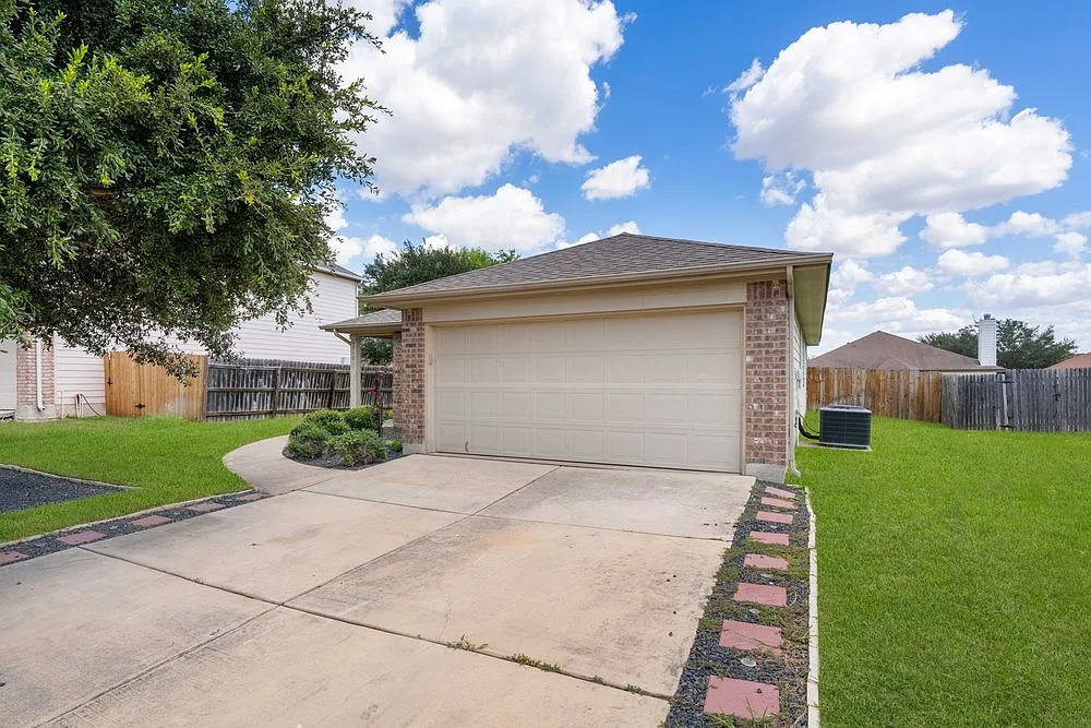 Charming 3-Bed Home with Playground Access in Converse 7710 Citadel Peak — Photo 2