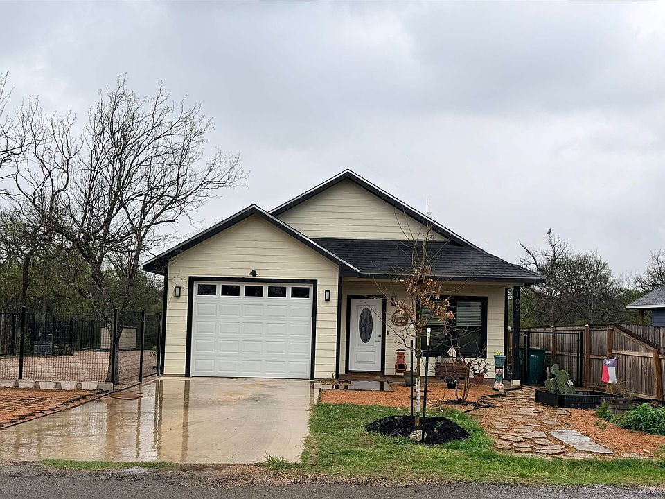 1st image of 105 E Pine Drive