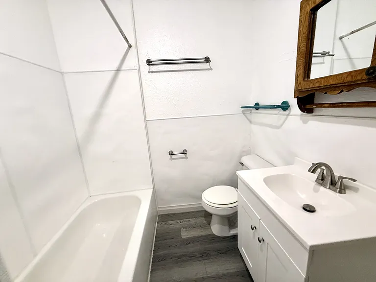 329 E St NE — Photo 17
