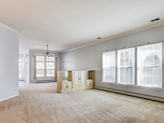 5th image of 21 Silverspring Dr