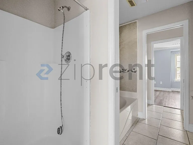 1418 Windsor St #1418 — Photo 24