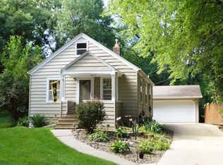 2716 Waveland Dr NW, Cedar Rapids, IA 52405