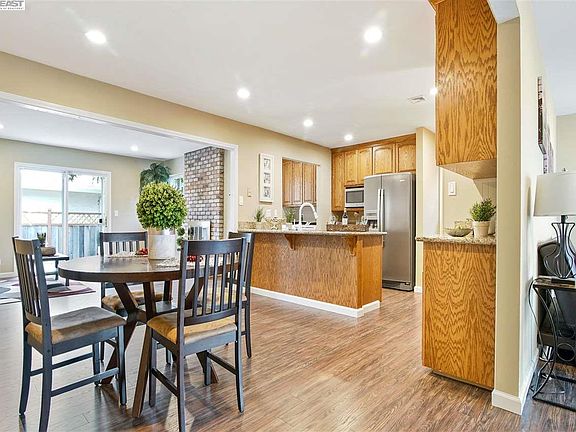 4th image of 788 Eastwood Way