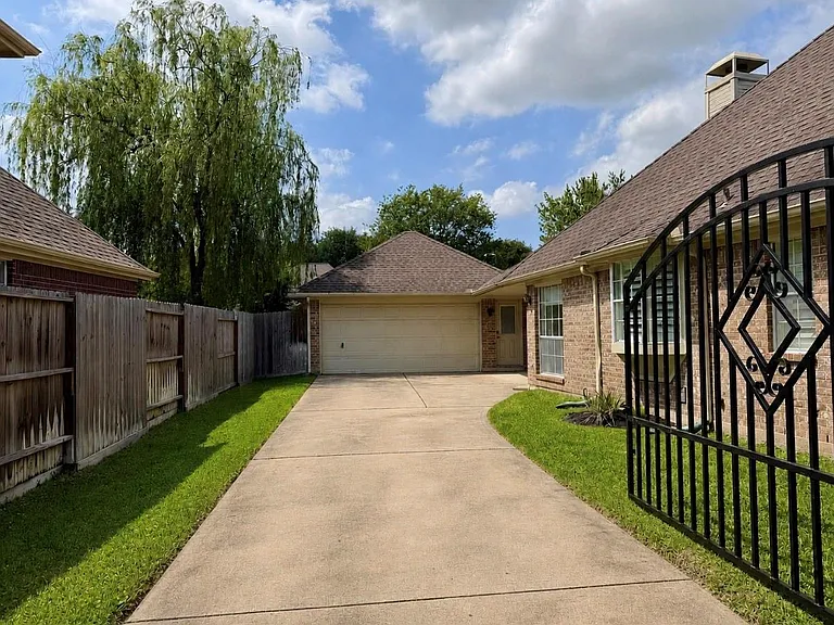 1619 Crescent Green Dr — Photo 3
